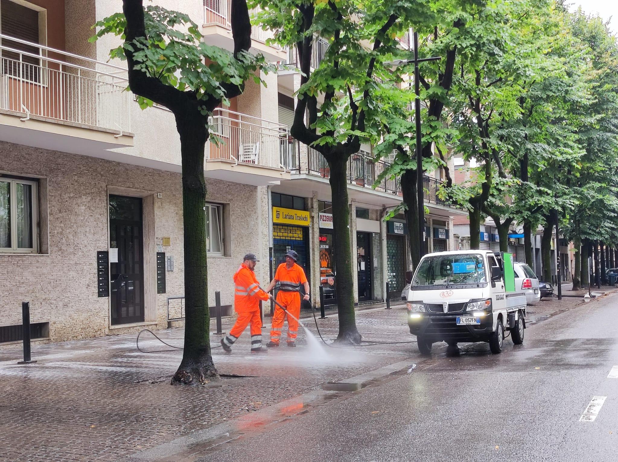 2208 pulizia viale turati 1